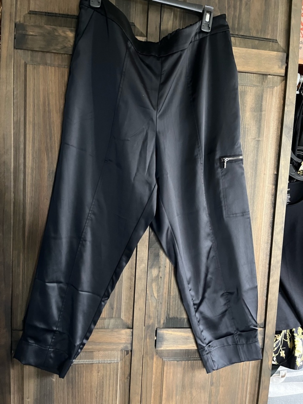 Isacc Mizrahi sateen sleek Cargo ankle pants black